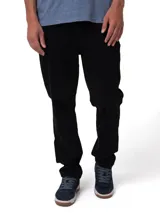 Jeans de corte slim fit en color negro, con diseño clásico de cinco bolsillos, cierre de cremallera y botón metálico. Presenta detalles de marca en los remaches y parche trasero.