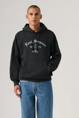 Hoodie de corte relaxed color negro, con capucha con cordón ajustable y diseño gráfico frontal con el nombre de la marca en tipografía gótica y detalles de escudo.