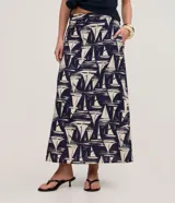 Pollera midi de corte evasé, con cintura elástica, confeccionada en viscolino con estampado figurativo de veleros en azul marino y blanco.