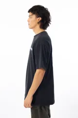 Remera negra de algodón con estampado en la espalda que incluye recuadros con diseños abstractos y la frase "Life is a configuration that allows the expression of existence".