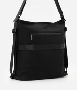 Bolso tipo hobo convertible a mochila, color negro, confeccionado en poliéster. Cuenta con cierre principal, bolsillo externo frontal y correas ajustables de cinta gross.