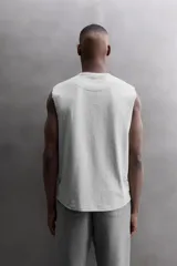 Camiseta sin mangas gris de corte regular fit, con cuello redondo. Presenta un bordado de un guante de boxeo en el pecho y un parche con logo en la parte inferior.