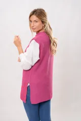 Chaleco tejido de punto fucsia con cuello alto y ribete de contraste color naranja.