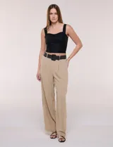 Pantalón wide leg blanco con finas rayas verticales oscuras, tiro alto, bolsillos laterales y pinzas frontales. Incluye un cinturón trenzado de rafia con hebilla rectangular.