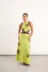 Vestido midi marrón con detalles en rojo, cuello redondo, diseño sin mangas, aberturas cut-out en la cintura y bordados artesanales de flores en contraste.
