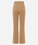 Pantalón de mujer modelo flare, confeccionado en punto roma color marrón, con cintura alta, bolsillos delanteros de solapa, bolsillos traseros embutidos y cierre delantero con cremallera.