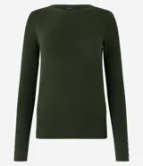 Suéter de punto color rosado, con cuello barco, mangas largas y puños con botones decorativos. El dobladillo también es acanalado.