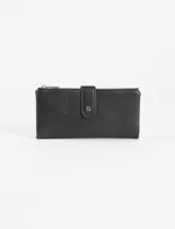 Billetera rectangular de cuero vegano con textura granulada, cierre principal con cremallera y solapa frontal con broche metálico decorativo.