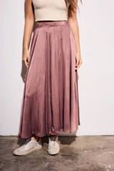 Falda midi de satén en color rosa viejo, con cintura elástica y caída fluida.