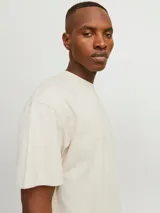 Remera de manga corta y cuello redondo con corte holgado, confeccionada en algodón orgánico de tejido suave y elástico.