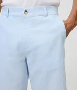 Bermuda slim texturizada de lino con algodón, de color gris claro, con cintura fija con trabillas, bolsillos y cierre delantero con botón y cremallera.