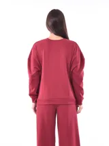 Buzo blanco de corte holgado, con cuello redondo y mangas largas.