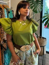 Blusa verde con mangas cortas abullonadas.