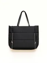 Cartera negra tipo tote bag, con diseño acolchado y pespuntes horizontales. Tiene doble asa de hombro y correa extraíble regulable. Incluye cierre principal y dos bolsillos frontales con cierre.