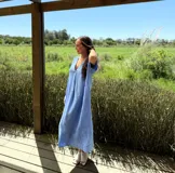 Vestido largo de lino color azul marino, con escote en V y mangas cortas amplias. Presenta un corte relajado y bolsillos laterales.