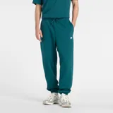 Pantalón de jogging New Balance color verde, con cintura elástica con cordón ajustable, puños elásticos en los tobillos y logo de la marca bordado en la pierna izquierda.
