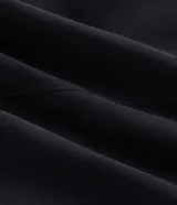 Campera bomber negra para hombre, confeccionada en poliéster con cierre frontal de cremallera, cuello, puños y dobladillo elásticos acanalados, y bolsillos laterales.