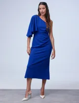 Vestido midi azul eléctrico de crepe, marca Marina. Diseño asimétrico con un hombro descubierto y manga corta abullonada en el otro. Tiene detalle drapeado en la cintura y forro interno.