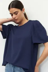 Top color verde claro, de mangas cortas abullonadas y cuello redondo.