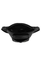 Riñonera negra de diseño compacto con cierre principal y bolsillo frontal con cierre, decorada con tachas pequeñas y un aplique metálico en forma de labios.