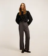 Pantalón de sastrería corte wide leg, color gris oscuro, con cintura alta, pliegues frontales, bolsillos laterales y trabillas para cinturón. Incluye un cinturón fino de material sintético con hebilla metálica.
