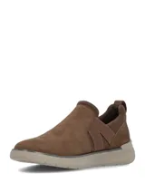 Zapatillas tipo slip on color marrón con inserciones elásticas laterales cruzadas y suela de goma en tono tostado.