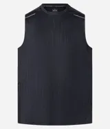 Musculosa deportiva Get Over para hombre, de color negro con estampa heat print sutil y detalles de líneas reflectivas en los hombros. Confeccionada en tejido de malla de poliéster respirable con tecnología Dry, cuenta con cuello redondo y corte regular.
