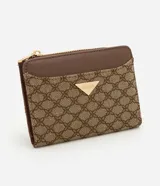 Billetera pequeña de Satinato en color marrón, confeccionada en PU con estampa geométrica y detalles en cuero sintético liso. Cuenta con cierre superior metálico, solapa con botón a presión y placa triangular dorada con el logo de la marca.