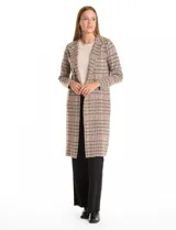 Chaqueta larga de tejido suave con patrón de cuadros, diseño de corte recto y largo midi. Presenta cuello con solapa, frente abierto sin botones y dos bolsillos de parche delanteros.