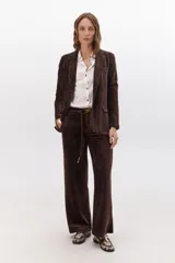 Pantalón de terciopelo color marrón con corte palazzo.