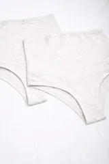 Pack de dos bombachas maternales de tiro alto, confeccionadas en algodón con refuerzo en la zona delantera y trasera para mayor sujeción durante el embarazo y postparto.