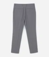 Pantalón de vestir modelo sastre, color gris con textura melange, de corte recto y estructurado. Cuenta con cintura con trabillas, cierre frontal tradicional y bolsillos laterales.