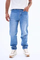 Pantalón de jean con corte recto y tiro medio, en tono azul claro con efecto lavado. Cuenta con cierre frontal, bolsillos laterales y traseros, y costuras reforzadas.