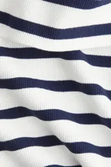 Top ajustado de punto acanalado a rayas horizontales blancas y azul marino, con hombros descubiertos y escote ancho doblado.