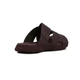 Sandalias de cuero marrón para hombre, con diseño de tiras cruzadas y perforaciones decorativas, con suela anatómica y cómoda.