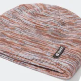 Gorro de lana tejido a rayas horizontales en tonos marrón, gris y celeste.