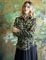 Camisa de gasa estampada marca Tahari, con cuello con solapa y abertura central con botones.