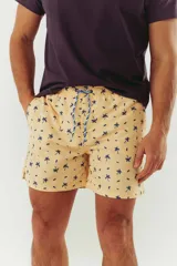 Short de baño azul con franjas horizontales en celeste y azul claro. Cuenta con cintura elástica ajustable con cordón, dos bolsillos laterales y uno trasero.