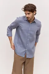 Camisa de lino color marrón mocha, de corte regular, con cuello clásico, mangas largas y cierre frontal con botones al tono.