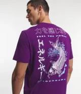 Remera violeta de media malla, corte comfort, cuello redondo y manga corta. Estampa trasera con un pez koi y un templo japonés, y texto en japonés e inglés.
