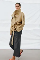 Jeans de tiro medio con diseño culotte y pierna ancha. Presenta un estampado de rayas verticales a contraste, cierre frontal con cremallera y botón, trabillas en la cintura y cinco bolsillos.