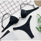 Conjunto de bikini color lila, compuesto por un soutien con aro y tirantes finos regulables, y una bombacha colaless de tiro medio.