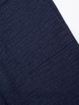 Pantalón azul marino de algodón con textura, cintura elastizada con cordón, bolsillos laterales y trasero.