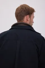 Camisa negra de manga larga con cuello clásico, cierre frontal con botones a tono, bolsillo de parche en el pecho y corte comfort fit.