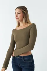 Top blanco de manga larga con cuello bote y corte crop.