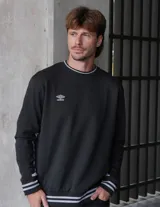 Buzo negro de corte clásico con cuello redondo, puños y ruedo acanalados con doble línea blanca. Logo de Umbro bordado en el pecho. Mangas con paneles laterales en gris. Confeccionado en algodón y poliéster.