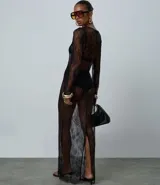 Vestido midi de encaje negro con diseño de transparencia, corte recto, cuello redondo y mangas largas.