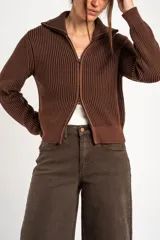 Cardigan tejido de algodón en color marrón, con cuello solapa, cierre frontal completo con cremallera y diseño de canalé ancho.