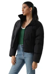 Campera puffer corta de color negro, con diseño acolchado de bloques, cuello alto y cierre frontal completo.