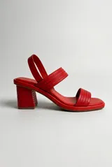 Sandalias de tacón ancho color rojo, con tiras delanteras texturizadas, tira ajustable en el talón y punta cuadrada.